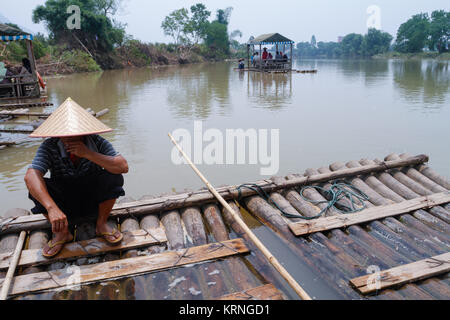 Ein Boot Fahrer Rauch, während er auf Bambus Boot am Li-fluss in Guilin, China. Stockfoto