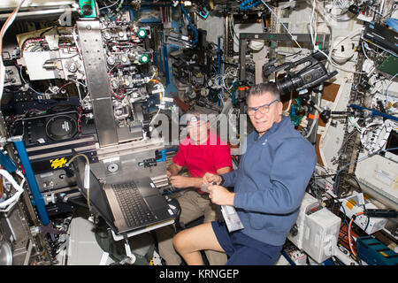 ISS-53 Mark Vande Hei und Paolo Nespoli arbeiten innerhalb der Destiny lab Stockfoto