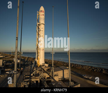 Die Orbital ATK Antares Rakete, mit der Cygnus Sonde an Bord, ist auf Launch Pad-0 A, Freitag, 10. November 2017 an die NASA Wallops Flight Facility in Virginia gesehen. Von Orbital ATK 8 vertraglich vereinbarten Fracht Neuversorgung der Mission mit der NASA die Internationale Raumstation wird ca. 7.400 Pfund von Wissenschaft und Forschung, Besatzung und Fahrzeug Hardware an die orbitale Labor und seine Crew liefern. Photo Credit: (NASA/Bill Ingalls) Antares Orbital ATK-8-Mission (NHQ 201711100004) Stockfoto