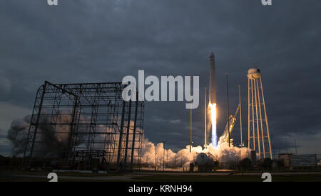 Die Orbital ATK Antares Rakete, mit der Cygnus Raumfahrzeug onboard, startet von Pad-0 ein, Sonntag, November 12, 2017 bei der NASA Wallops Flight Facility in Virginia. Von Orbital ATK 8 vertraglich vereinbarten Fracht Neuversorgung der Mission mit der NASA die Internationale Raumstation wird ca. 7.400 Pfund von Wissenschaft und Forschung, Besatzung und Fahrzeug Hardware an die orbitale Labor und seine Crew liefern. Photo Credit: (NASA/Bill Ingalls) NHQ 201711120006 Stockfoto