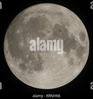 Die International Space Station, mit einer Crew von sechs onboard, ist in Silhouette gesehen, wie es der Mond ungefähr fünf Meilen pro Sekunde Transite, Samstag, Dezember 2, 2017, in Manchester Township, York County, Pennsylvania. An Bord sind: NASA-Astronauten Joe Acaba, Mark Vande Hei, und Randy Bresnik; russische Kosmonauten Alexander Misurkin und Sergey Ryanzansky; und ESA-Astronaut Paolo Nespoli. Photo Credit: (NASA/Joel Kowsky) ISS Lunar Transit (NHQ 201712020001) Stockfoto