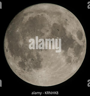 Das zusammengesetzte Bild von sechs Frames Zeigt die Internationale Raumstation mit einer Besatzung von sechs onboard, wie es der Mond ungefähr fünf Meilen pro Sekunde Transite, Samstag, Dezember 2, 2017, in Manchester Township, York County, Pennsylvania. An Bord sind: NASA-Astronauten Joe Acaba, Mark Vande Hei, und Randy Bresnik; russische Kosmonauten Alexander Misurkin und Sergey Ryanzansky; und ESA-Astronaut Paolo Nespoli. Photo Credit: (NASA/Joel Kowsky) ISS Lunar Transit (NHQ 201712020003) Stockfoto