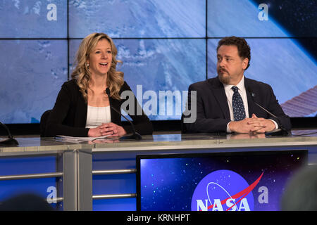 In der Presse Website Auditorium das Kennedy Space Center, Jessica Jensen, SpaceX Direktor von Dragon Mission Management, Links, und Kirt Costello, stellvertretender Chief Scientist für die International Space Station Programm Wissenschaft Büro am Johnson Space Center der NASA in Houston, sprechen die Mitglieder der Medien während einer prelaunch Nachrichten Konferenz für die SpaceX CRS-13 Commercial resupply Services Mission zur Internationalen Raumstation. Ein Drache Raumsonde soll von Raum Komplex 40 Start in Cape Canaveral Air Force Station bei 11 gestartet werden: 46:00 Uhr EST, am Dez. 12, 2017. Die SpaceX Falcon 9 Rocke Stockfoto