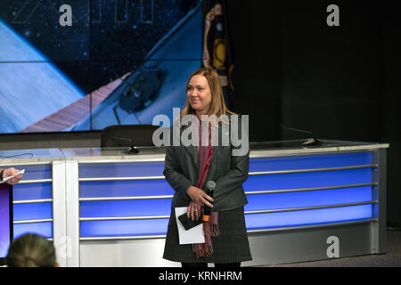 Rebecca Regan von Boeing Communications spricht für die Mitglieder von Social Media in der Presse Website Auditorium das Kennedy Space Center. Das Briefing konzentriert sich auf die Forschung für den Start zur Internationalen Raumstation geplant. Die wissenschaftlichen Materialien und Vorräte werden an Bord eines Drachen Raumfahrzeug für Liftoff geplant von Cape Canaveral Air Force Station Raum Komplex 40 starten um 11:46 Uhr EST, am Dez. 12, 2017. Die SpaceX Falcon 9 Rakete 13 Commercial Resupply des Unternehmens Services Mission zur ISS starten. KSC -20171211-PH KLS 02 0031 (27217227579) Stockfoto