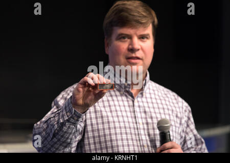 Chris Wolverton, Ph.D., Professor der Botanik/Mikrobiologie an der Ohio Wesleyan University, spricht auf der Pflanze Schwerkraft Wahrnehmung Experiment mit Mitgliedern von Social Media in der Presse Website Auditorium das Kennedy Space Center. Das Briefing konzentriert sich auf die Forschung für den Start zur Internationalen Raumstation geplant. Die wissenschaftlichen Materialien und Vorräte werden an Bord eines Drachen Raumfahrzeug für Liftoff geplant von Cape Canaveral Air Force Station Raum Komplex 40 starten um 11:46 Uhr EST, am Dez. 12, 2017. Die SpaceX Falcon 9 Rakete des Unternehmens 13 Commercial Resupply Services Mission starten Stockfoto