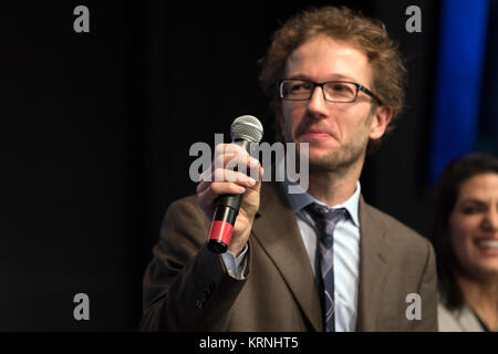 In der Presse Website Auditorium das Kennedy Space Center, Alessandro Grattoni, Principal Investigator in Houston methodistischen Forschungsinstitut, zeigt die kleine Hardware während einer Untersuchung in einer Drug Delivery Systeme zur Bekämpfung der Muskelabbau in der Schwerelosigkeit getestet werden. Das Briefing konzentriert sich auf die Forschung für den Start zur Internationalen Raumstation geplant. Die wissenschaftlichen Materialien und Vorräte werden an Bord eines Drachen Raumfahrzeug für Liftoff geplant von Cape Canaveral Air Force Station Raum Komplex 40 starten um 11:46 Uhr EST, am Dez. 12, 2017. Die SpaceX Falcon 9 Rakete starten Stockfoto