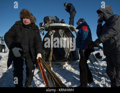 Russische Such- und Rettungsmannschaften Eintreffen an der Sojus MS-05 Raumschiff kurz nach landete es mit Expedition 53 Commander Randy Bresnik der NASA) und die Flugingenieure Paolo Nespoli der ESA (European Space Agency) und Sergey Ryazanskiy der russischen Raumfahrtagentur Roskosmos in der Nähe der Stadt Zhezkazgan, Kasachstan am Donnerstag, 04.12., 14., 2017. Bresnik, Nespoli und Ryazanskiy Rückkehr nach 139 Tagen im Weltraum, wo sie dienten als Mitglieder der Expedition 52 und 53 Crews der Internationalen Raumstation an Bord. Photo Credit: (NASA/Bill Ingalls) Expedition 53 Sojus MS-05 Landung (NHQ 201712140021) Stockfoto