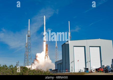 Die zweistufige Falcon 9 Rakete hebt ab Space Launch Complex 40 auf Cape Canaveral Air Force Station Durchführung der Drache resupply Raumfahrzeug zur Internationalen Raumstation. Start war um 10:36 Uhr EST. Auf ihrer 13. Commercial resupply Services Mission zur Internationalen Raumstation, Dragon, um Verbrauchsmaterial, Anlagen und neue Experimente für Technologie Forschung. Die SpaceX Dragon Raumfahrzeug wird über 4.800 Pfund von Ladung und Material liefern wissenschaftliche Untersuchungen an Bord der Raumstation zu unterstützen. KSC -20171215-PH AWG 06 0007 (27298836529) Stockfoto