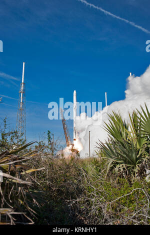 Die zweistufige Falcon 9 Rakete hebt ab Space Launch Complex 40 auf Cape Canaveral Air Force Station Durchführung der Drache resupply Raumfahrzeug zur Internationalen Raumstation. Start war um 10:36 Uhr EST. Auf ihrer 13. Commercial resupply Services Mission zur Internationalen Raumstation, Dragon, um Verbrauchsmaterial, Anlagen und neue Experimente für Technologie Forschung. Die SpaceX Dragon Raumfahrzeug wird über 4.800 Pfund von Ladung und Material liefern wissenschaftliche Untersuchungen an Bord der Raumstation zu unterstützen. KSC -20171215-PH AWG 02 0003 (27298039579) Stockfoto