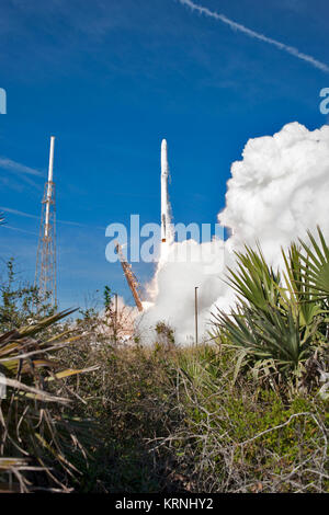 Die zweistufige Falcon 9 Rakete hebt ab Space Launch Complex 40 auf Cape Canaveral Air Force Station Durchführung der Drache resupply Raumfahrzeug zur Internationalen Raumstation. Start war um 10:36 Uhr EST. Auf ihrer 13. Commercial resupply Services Mission zur Internationalen Raumstation, Dragon, um Verbrauchsmaterial, Anlagen und neue Experimente für Technologie Forschung. Die SpaceX Dragon Raumfahrzeug wird über 4.800 Pfund von Ladung und Material liefern wissenschaftliche Untersuchungen an Bord der Raumstation zu unterstützen. KSC -20171215-PH AWG 02 0007 (27298038229) Stockfoto