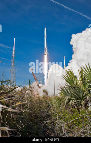 Die zweistufige Falcon 9 Rakete hebt ab Space Launch Complex 40 auf Cape Canaveral Air Force Station Durchführung der Drache resupply Raumfahrzeug zur Internationalen Raumstation. Start war um 10:36 Uhr EST. Auf ihrer 13. Commercial resupply Services Mission zur Internationalen Raumstation, Dragon, um Verbrauchsmaterial, Anlagen und neue Experimente für Technologie Forschung. Die SpaceX Dragon Raumfahrzeug wird über 4.800 Pfund von Ladung und Material liefern wissenschaftliche Untersuchungen an Bord der Raumstation zu unterstützen. KSC -20171215-PH AWG 02 0009 (38365592194) Stockfoto