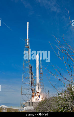 Die zweistufige Falcon 9 Rakete hebt ab Space Launch Complex 40 auf Cape Canaveral Air Force Station Durchführung der Drache resupply Raumfahrzeug zur Internationalen Raumstation. Start war um 10:36 Uhr EST. Auf ihrer 13. Commercial resupply Services Mission zur Internationalen Raumstation, Dragon, um Verbrauchsmaterial, Anlagen und neue Experimente für Technologie Forschung. Die SpaceX Dragon Raumfahrzeug wird über 4.800 Pfund von Ladung und Material liefern wissenschaftliche Untersuchungen an Bord der Raumstation zu unterstützen. KSC -20171215-PH AWG 05 0004 (25209855218) Stockfoto