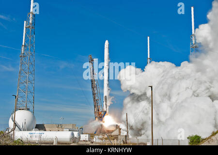 Die zweistufige Falcon 9 Rakete hebt ab Space Launch Complex 40 auf Cape Canaveral Air Force Station Durchführung der Drache resupply Raumfahrzeug zur Internationalen Raumstation. Start war um 10:36 Uhr EST. Auf ihrer 13. Commercial resupply Services Mission zur Internationalen Raumstation, Dragon, um Verbrauchsmaterial, Anlagen und neue Experimente für Technologie Forschung. Die SpaceX Dragon Raumfahrzeug wird über 4.800 Pfund von Ladung und Material liefern wissenschaftliche Untersuchungen an Bord der Raumstation zu unterstützen. KSC -20171215-PH AWG 03 0013 (25209132268) Stockfoto