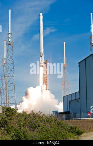 Die zweistufige Falcon 9 Rakete hebt ab Space Launch Complex 40 auf Cape Canaveral Air Force Station Durchführung der Drache resupply Raumfahrzeug zur Internationalen Raumstation. Start war um 10:36 Uhr EST. Auf ihrer 13. Commercial resupply Services Mission zur Internationalen Raumstation, Dragon, um Verbrauchsmaterial, Anlagen und neue Experimente für Technologie Forschung. Die SpaceX Dragon Raumfahrzeug wird über 4.800 Pfund von Ladung und Material liefern wissenschaftliche Untersuchungen an Bord der Raumstation zu unterstützen. KSC -20171215-PH AWG 01 0006 (39075497331) Stockfoto