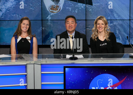 In der Presse Website Auditorium des NASA Kennedy Space Center in Florida, von links, Stephanie Martin der NASA Communications, Ven Feng, Leiter der Transport Integration Amt für die International Space Station Programm, und Jessica Jensen, SpaceX Direktor von Dragon Mission Management, sprechen Medien auf einen post-launch news Konferenz nach dem Start von SpaceX CRS-13. Der Flug ist ein Commercial resupply Services Mission zur Internationalen Raumstation. SpaceX CRS-13 Hob auf einem Falcon 9 Rakete vom Weltraum aus komplexen 40 Start in Cape Canaveral Air Force Station um 10:36 Uhr ES Stockfoto