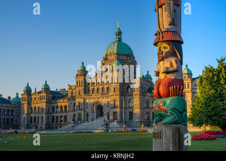 Wissen Totem Pole, an der British Columbia Gesetzgebung, Victoria, Vancouver Island, British Columbia, Kanada Stockfoto