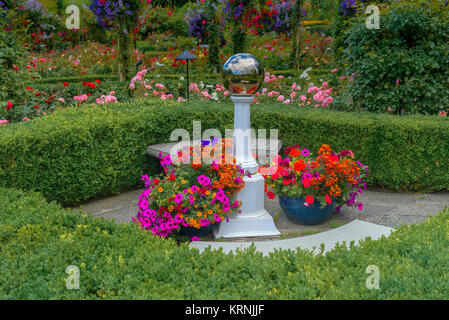 Reflektierende Orb, Butchart Gardens, Brentwood Bay, Greater Victoria, British Columbia, Kanada Stockfoto