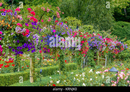 Hängende Körbe, Butchart Gardens, Brentwood Bay, Greater Victoria, British Columbia, Kanada Stockfoto