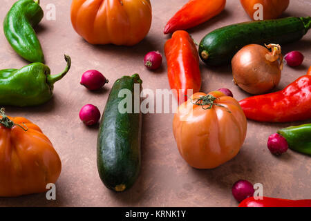 Tomaten, Zucchini, Zwiebeln und Radieschen auf einem alten Tabelle Stockfoto