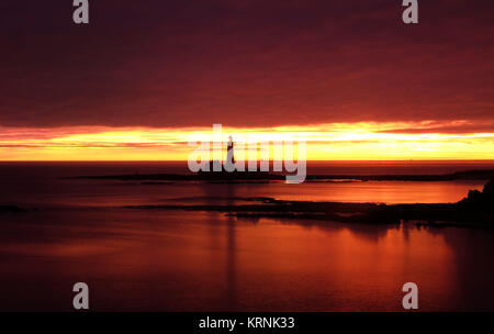 Die Sonne geht hinter der St Mary's Leuchtturm in Whitley Bay, Tyne und Wear. Stockfoto