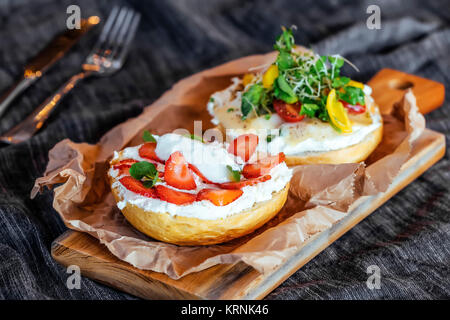 Lecker sandwich Brot, Frischkäse Gemüse und Erdbeeren Stockfoto