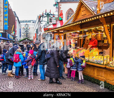 Frankfurt, Deutschland. Liebfrauenberg. Kinder einkaufen bei traditionellen Deutschen Weihnachtsmarkt abgewürgt. Stockfoto