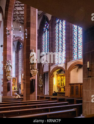 Frankfurt, Deutschland. Liebfrauenkirche, Unserer Lieben Frau im gotischen Stil erbauten katholischen Kirche. historischen Gebäude Interieur. Stockfoto