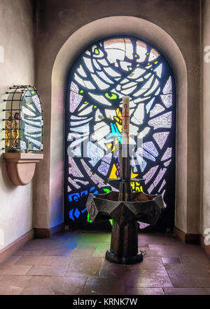 Frankfurt, Deutschland. Liebfrauenkirche, Unserer Lieben Frau im gotischen Stil erbauten katholischen Kirche. historischen Gebäude Interieur & Glasfenster. Stockfoto