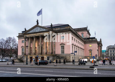 Berlin Staatsoper Unter den Linden in. Home der Deutschen Oper und der Berliner Staatskapelle Orchestra. alten historischen neoklassischen Gebäude Stockfoto