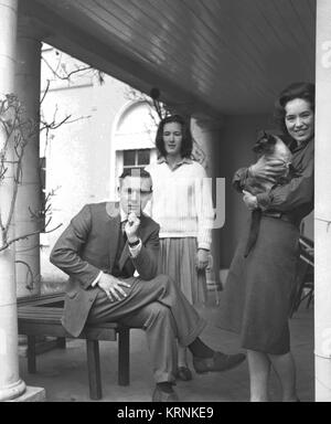 Ein gut zu tun Familie informellen Porträts. Foto von Gilbert Adams (1906-1996), prominenter Fotograf der dritten Generation, Sohn von Marcus und Enkel von Walton. Von der Gilbert Adams Sammlung von Fotografie, Copyright/Eigentum von Tony Henshaw *** Local Caption *** Copyright/Eigentum von Tony Henshaw Stockfoto