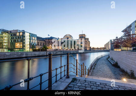 Reichstag und Regierung Gebäude auf der Spree in Berlin, Paul Löbe Gebäude, Stockfoto