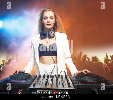 Schöne blonde DJ Mädchen auf den Decks - die Partei Stockfoto