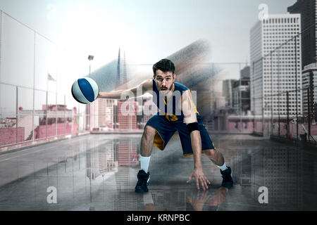 In voller Länge Porträt einer Basketball Spieler mit Ball Stockfoto