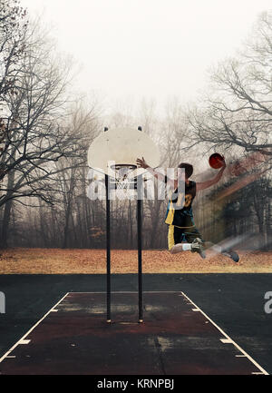 In voller Länge Porträt einer Basketball Spieler mit Ball Stockfoto