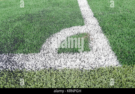 Nahaufnahme auf Fußballplatz mit Kunstrasen und weiße Streifen Stockfoto