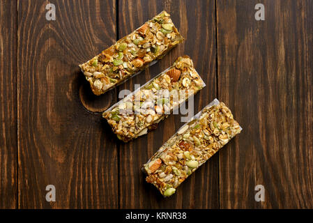 Müsliriegel. Energie Snack auf Holz- Hintergrund. Ansicht von oben, flach Stockfoto