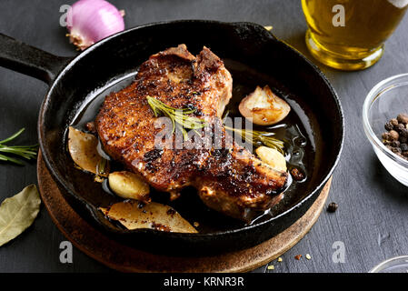 Gegrilltes Schweinefleisch steak in der Pfanne, Ansicht schließen Stockfoto