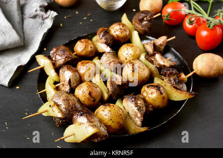 Spieße vom Huhn Leber und Gemüse auf dem Teller Stockfoto