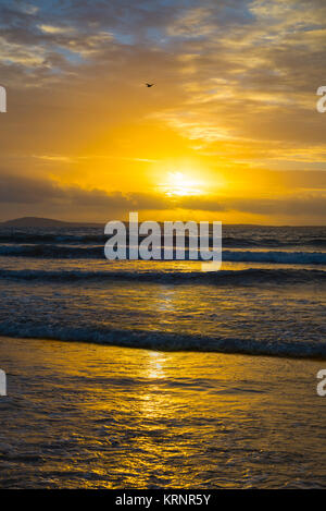 Schönen gelben Sonnenuntergang bei Beal Strand Stockfoto