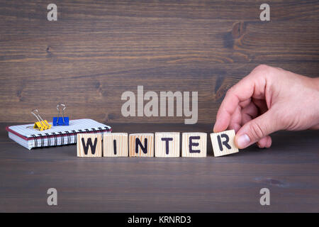 Winter. Holz- Buchstaben auf dem Schreibtisch, informative und Kommunikation Hintergrund Stockfoto