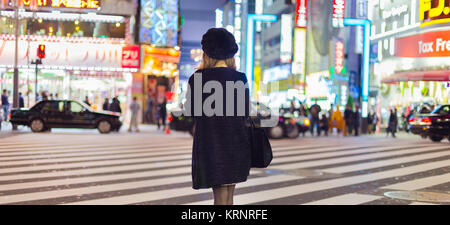 Einsame Frau in Shinjuku, Tokio, Japan. Stockfoto