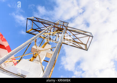 Das Kreuz mit dem blauen Himmel und Cloud Stockfoto