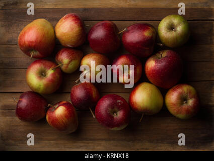 Organische kleiner Garten reife Äpfel auf Holzbrett Stockfoto