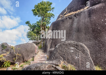 Foto der kleinen Treppe zwischen riesigen Stein Stockfoto