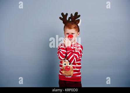 Junge mit Rentier Geweih und rote Nase Stockfoto