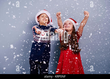 Glückliche Kinder fangen Schneeflocke Stockfoto