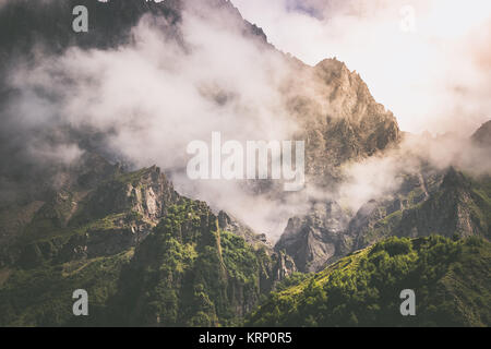 Nebliger Blick über den Kazbegi Berg, Stepancminda, Georgien, Europa Stockfoto