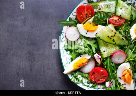 Griechischer Salat in Rot boul Stockfoto