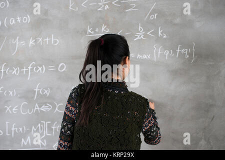 Asiaten weibliche Studenten schreiben auf der Schiefertafel Schultafel im Chemieunterricht Stockfoto