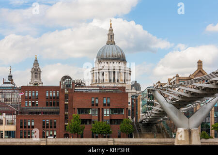 Millennium Bridge über die St. Paul's Cathedral in London, England. Fußgängerbrücke über die Themse, die zu den berühmten Anglikanische Kirche Stockfoto